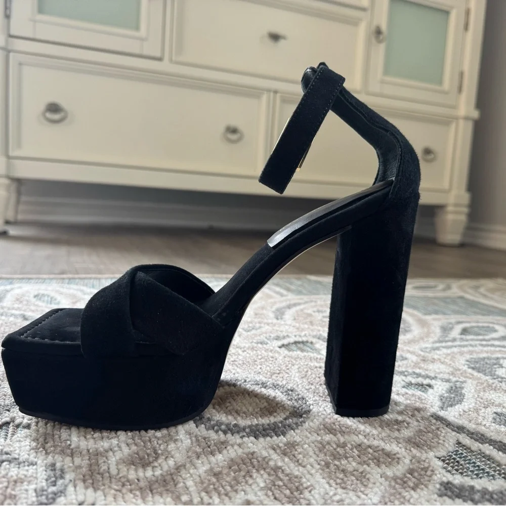 Good American Black Suede Platform Sandals. Size 7.
